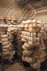 Fromagerie "Les Paulinetoises" à PAULINET (81) : fromages de brebis dans la cave d'affinage