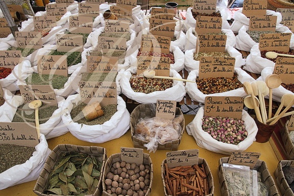 CAHORS - marché bihebdomadaire : place de la cathédrale (marchand d'épices)
