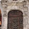 CAHORS - quartier historique : rue nationale (porte en bois sculpté surmontée d'un occulus)
