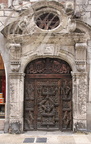 CAHORS - quartier historique : rue nationale (porte en bois sculpté surmontée d'un occulus)
