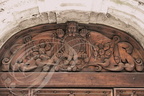CAHORS - quartier historique : rue nationale (porte en bois sculpté : blason situé au-dessus de la porte)