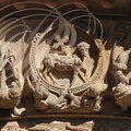 MORLAÀS - église Sainte-Foy : arc en plein cintre entourant le tympan roman (motif central représentant l'Agneau symboblisant Jésus-Christ portant la croix dans un halo soutenu par des anges et entouré de deux vieillards de l'apocalypse avec des instrumen