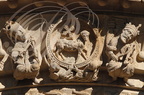 MORLAÀS - église Sainte-Foy : arc en plein cintre entourant le tympan roman (motif central représentant l'Agneau symboblisant Jésus-Christ portant la croix dans un halo soutenu par des anges et entouré de deux vieillards de l'apocalypse avec des instrumen