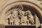 MORLAÀS - église Sainte-Foy : le tympan roman (bas-relief d'un tympanon ourlé d'un tore (moulure ronde) et d'une moulure à billettes et représentant le massacre des innocents)