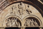 MORLAÀS - église Sainte-Foy : le tympan roman (détail : au centre le Christ en majesté entoure d'un ange présentant l'Évangile de Matthieu et d'un aigle symbolisant l'apôtre Jean - au-dessous : le massacre des innocents et la fuite en Égypte)
