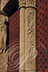 MORLAÀS - église Sainte-Foy : portail roman (détail du trumeau)
