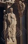 MORLAÀS - église Sainte-Foy : portail roman (deux apotres)