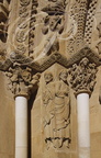 MORLAÀS - église Sainte-Foy : portail roman (deux apotres entre deux chapiteaux historiés)