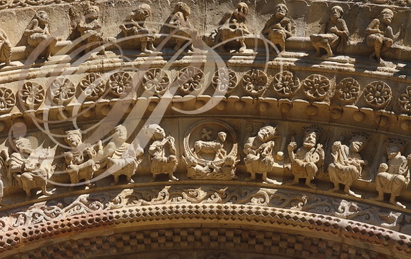 MORLAÀS - église Sainte-Foy : portail roman (les deux voussures surmontant le tympan - en bas : l'agneau entouré des 24 vieillards de l'apocalypse - au-dessus : 32 âmes de justes et d'anciens martyrs)