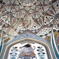 INDE (Rajasthan) - AMBER : le palais (demi couple incrustée de pierres semi précieuses au-dessus d'une porte)