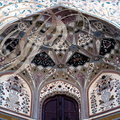 INDE (Rajasthan) - AMBER : le palais  (demi couple incrustée de pierres semi précieuses au-dessus d'une porte)