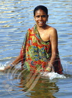INDE (Madhya Pradesh) - KHAJURAHO : bain dans les ghats  