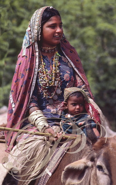 INDE_Rajasthan_nord_de_Sawai_Madhopur_jeune_femme_nomade_et_son_enfant.jpg