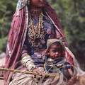 INDE_Rajasthan_nord_de_Sawai_Madhopur_jeune_femme_nomade_et_son_enfant.jpg