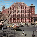 INDE (Rajasthan) - JAIPUR :   Hawal Mahal (le Palais des Vents) - ambiance de rue