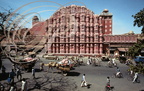 INDE (Rajasthan) - JAIPUR :   Hawal Mahal (le Palais des Vents) - ambiance de rue