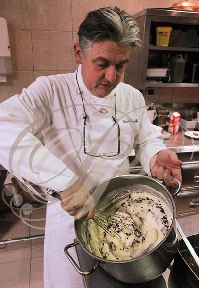  SAINT-FÉLIX-LAURAGAIS (31) - Auberge du Poids Public : le chef Claude Taffarello confectionnant la purée aux truffes