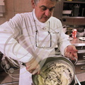  SAINT-FÉLIX-LAURAGAIS (31) - Auberge du Poids Public : le chef Claude Taffarello confectionnant la purée aux truffes