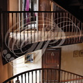PUYCELSI - maison d'hôtes "Chez Delphine" : l'escalier (vue sur deux étage)s