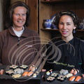 Cours de cuisine japonaise avec Hélène Reberga "Baguette et Sushi" (à droite) à la maison d'hôtes "Chez Delphine" (Delphine de Laveleye à gauche) à Puycelsi - 81