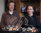 Cours de cuisine japonaise avec Hélène Reberga "Baguette et Sushi" (à droite) à la maison d'hôtes "Chez Delphine" (Delphine de Laveleye à gauche) à Puycelsi - 81