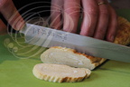Découpe de l'omelette enroulée avec le couteau japonais "yanagiba" par Hélène Reberga ("BAGUETTE ET SUSHI") 