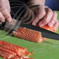 Découpe du saumon avec le couteau japonais "yanagiba" par Hélène Reberga ("BAGUETTE ET SUSHI") 