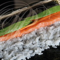 Fabrication d'un MAKI SUSHI (avocat, carotte et saumon) par Hélène Reberga ("BAGUETTE ET SUSHI") 
