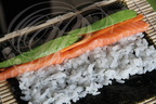 Fabrication d'un MAKI SUSHI (avocat, carotte et saumon) par Hélène Reberga ("BAGUETTE ET SUSHI") 