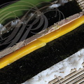 Fabrication d'un MAKI californien ("URA MAKI SUSHI" : avec le riz à l'extérieur) : FOIE GRAS et MANGUE par Hélène Reberga ("BAGUETTE ET SUSHI") 