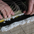 Fabrication d'un MAKI californien ("URA MAKI SUSHI" : avec le riz à l'extérieur) : FOIE GRAS et MANGUE  (l'enroulage) par Hélène Reberga ("BAGUETTE ET SUSHI") 