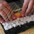 Fabrication d'un MAKI SUSHI : mangue, saumon et radis (l'enroulage) par Hélène Reberga ("BAGUETTE ET SUSHI") 