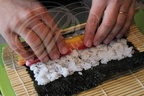 Fabrication d'un MAKI SUSHI : mangue, saumon et radis (l'enroulage) par Hélène Reberga ("BAGUETTE ET SUSHI") 