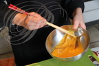 Fabrication d'une omelette : battage des œufs avec les baguettes par Hélène Reberga ("BAGUETTE ET SUSHI") 
