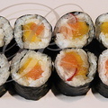 MAKIS assortis : saumon, radis et mangue par Hélène Reberga ("BAGUETTE ET SUSHI") 