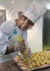 LES GRANDS BUFFETS à NARBONNE - le chef pâtissier : Sébastien Laurenceau remplissant des choux à la crème