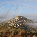  CORDES-SUR-CIEL émergeant du brouillard (stratus), un matin d'hiver