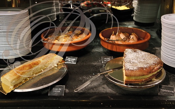 LES GRANDS BUFFETS à NARBONNE - le buffet des desserts : bras de Vénus, tarte tropézienne, pommes au four et poires au rosé