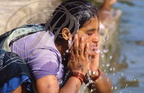 INDE (Madhya Pradesh) - KHAJURAHO : les ghats (ablutions)