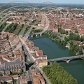 MONTAUBAN - vue aérienne : le Tarn, le Pont-Neuf, le Pont-Vieux, à gauche : Villebourbon, à droite : la vieille ville