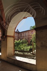 MONTAUBAN - Faubourg de Sapiac : cloître de l'ancien couvent des Carmes (actuellement l'école de musique) : le jardin d'herbes aromatiques et médicinales