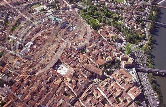 MONTAUBAN - la vieille ville autour de la Place Nationale (vue aérienne)