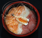 CHIRACHI assorti : saumon, dorade, thon, crevette et œufs de saumon par Léo Zhang (Le Sushido à Montauban - 82)