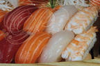 NIGIRIS SUSHIS assortis : thon, saumon, dorade et crevette par Léo Zhang (Le Sushido à Montauban - 82)