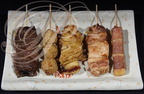 YAKITORI (brochettes) : GUYNIKU (bœuf), TSUKUNE (boulettes de poulet), TEBA (ailes de poulet), NEGIMA (cuisses de poulet) et BŒUF au fromage par Léo Zhang (Le Sushido à Montauban - 82)
