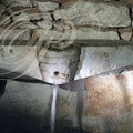 LOZE - Mas de Monille : réserve d'eau tailllée dans la pierre placée au-dessus de l'évier et nommée "dosilh")