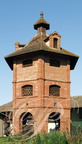 MANAS - pigeonnier en briques à lanternon bâti sur des arches