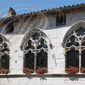 PUYLAROQUE fenetres medievales a arPUYLAROQUE - fenêtres médiévales à arcades ogivales polylobéescades ogivales polylobees