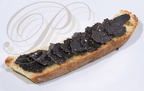 Tastou truffé sur une tranche de pain " le croustilot"  beurrée par Adrien Manac'h (La Table de Haute-Serre à Cieurac - 46)