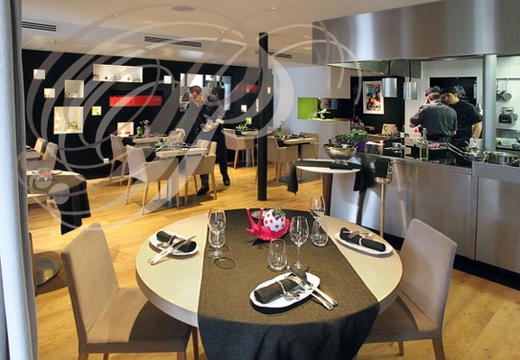  CASTANET-TOLOSAN - La Table des Merville : salle du restaurant (cuisine à droite)